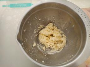 加入糖粉打发至颜色变浅体积略膨胀。