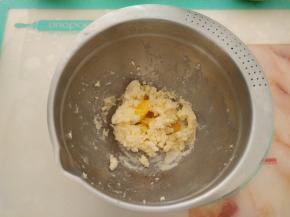 加入全蛋液继续打发均匀。