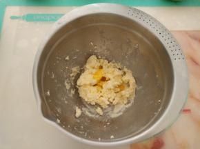 加入全蛋液继续打发均匀。