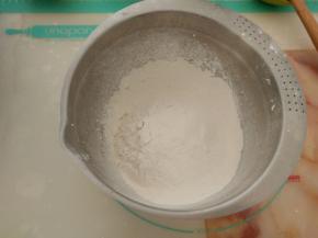 筛入低筋面粉。