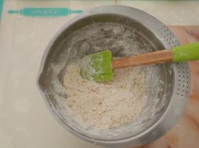 用刮刀拌匀