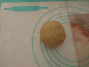 再用手捏成团，包上保鲜膜入冰箱冷藏至少1小时。