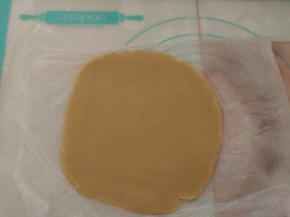 取出冷藏好的面团，擀成比模具大的片。