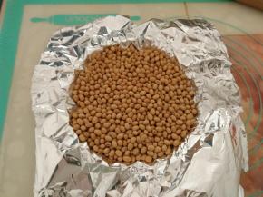 放上锡纸或烤纸，上面放满黄豆或者重石。