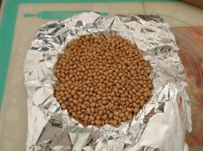 放上锡纸或烤纸，上面放满黄豆或者重石。