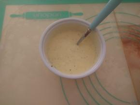 将酸奶和鸡蛋放入碗里搅拌均匀，加入适量盐和黑胡椒碎再次拌匀。