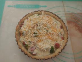 再倒入拌好的蛋奶液，撒上适量马苏里拉芝士。