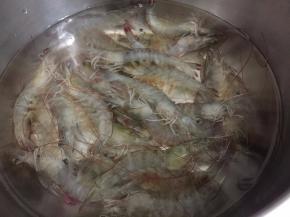 1. 买回来的虾剪去虾须和虾枪