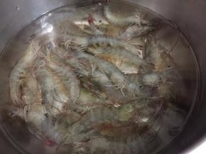 1. 买回来的虾剪去虾须和虾枪
