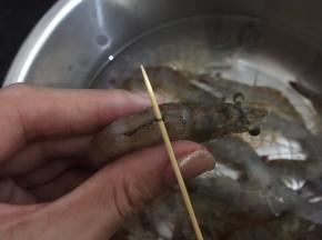 2. 用牙签挑去虾肠