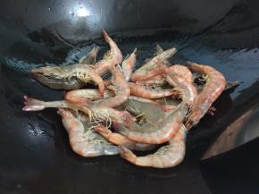5. 倒入虾煸炒