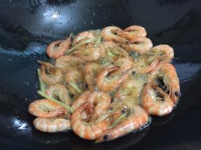 7. 调到中火煸炒到虾壳变酥脆