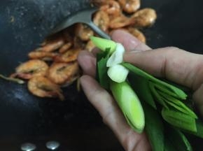 12. 加入蒜苗