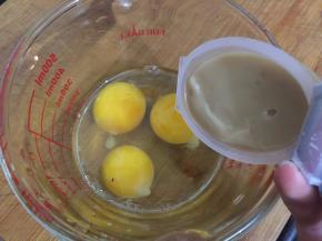 1. 打开一个家乐浓汤宝加到鸡蛋中