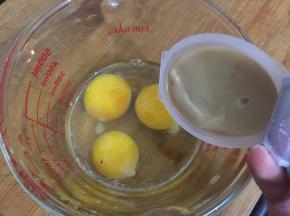 1. 打开一个家乐浓汤宝加到鸡蛋中