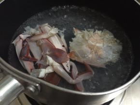 4. 用水煮熟捞出，折肉，水不用倒掉哦，这个可以用来加到蛋液中