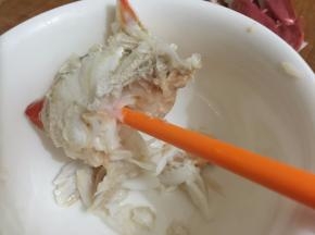 5. 我用筷子把肉戳出来