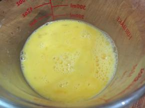 7. 用手动打蛋嚣打散打均匀，然后加入刚烧开的汤或水加进蛋液中一边加一边用手动打蛋器顺着同一个方向去搅拌，这时加入的浓汤宝也溶化开了，然后静止一会