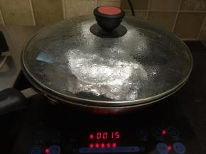 10. 用锡纸盖住，或用保鲜膜封住就要用牙签扎几个小孔，上锅蒸15分钟