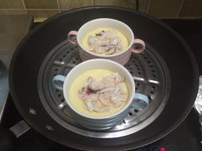 11. 蒸到剩余5分钟的时候码入蟹肉，继续蒸5分钟，出锅时淋上少许油和生抽就可以啦