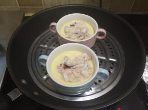 11. 蒸到剩余5分钟的时候码入蟹肉，继续蒸5分钟，出锅时淋上少许油和生抽就可以啦