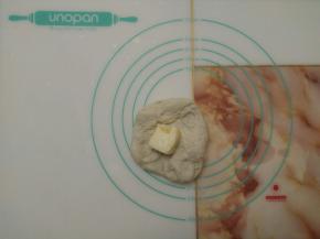 加入盐揉匀，放入软化的黄油。