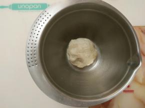 面团用料中除盐和酵母以外的所有材料大致混和成团 ，没有干粉即可。 酵母放表面，盖上保鲜膜 室温下放置20分钟。