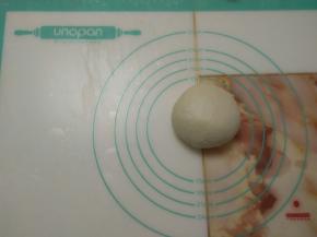 把黄油揉进面团，揉成光滑的面团。