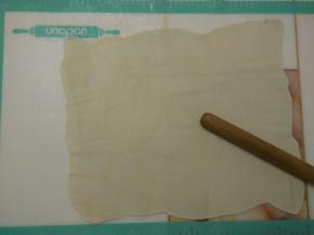 擀成薄片，用双手辅助拉伸开，注意不要将面团抻破。