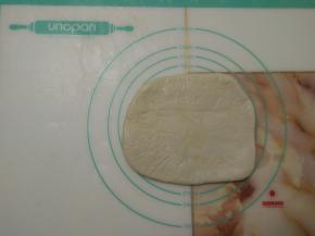 把面团擀压平整，放入保鲜袋冷冻30分钟。（冻到面团稍变硬但依然有延展性可以擀开。）
