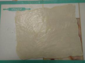 在表面均匀地抹上夹层用的软化黄油。