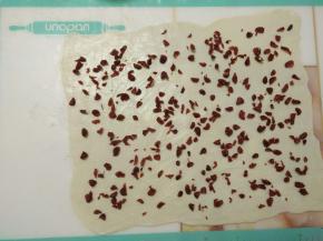 撒上切碎的蔓越莓干。