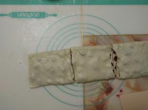 分别将切好的面团从上边、下边往中间折。将折好的面团放冰箱冷冻15分钟。