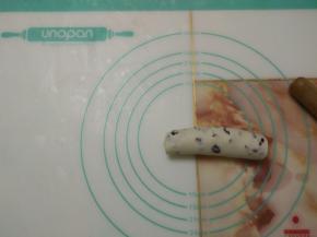 由下至上卷成卷，其它两个面团依次操作。