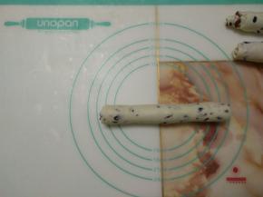 取一个面团，从中间向两边稍微搓长。