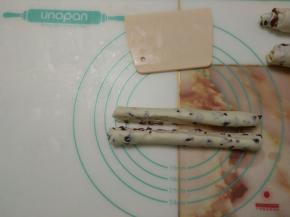 从中间纵切成两半，其余面团依次操作。