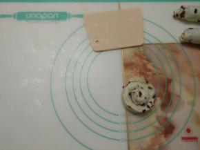 取一半稍微抻长，切面向往卷起来。