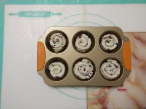 全部卷好放入模具中。