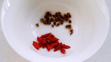 枸杞、野生干菊花分别淘洗干净。