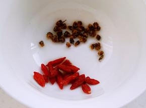 枸杞、野生干菊花分别淘洗干净。