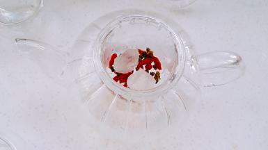 放入茶壶内，根据个人喜好放点冰糖。