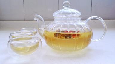 枸杞子能补肾益脑，菊花清凉明目，经常服用枸杞菊花茶可以有效地改善和保护电脑工作者的视力。