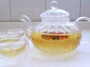 枸杞子能补肾益脑，菊花清凉明目，经常服用枸杞菊花茶可以有效地改善和保护电脑工作者的视力。