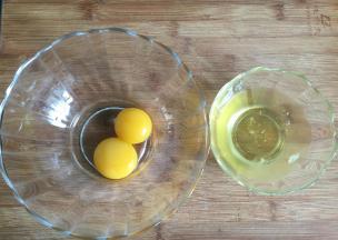 1.先制作卡仕达酱，将蛋黄蛋白分离；