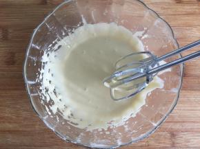 3.筛入低筋面粉和玉米淀粉的混合物，搅打均匀；