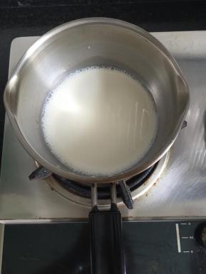 4.牛奶稍微煮沸；