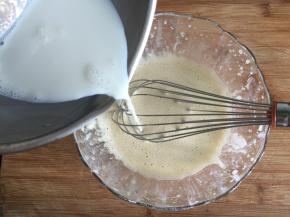 5.先倒三分之一到面糊里，边倒边快速搅拌均匀，再将剩下的全部倒进去搅拌均匀；