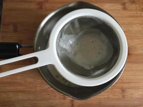 6.然后过筛，这样口感会细腻一些；