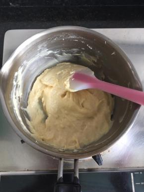 7.继续小火加热熬煮至浓稠状态立即离火；