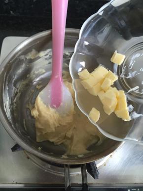 8.加入黄油搅拌均匀，冷却后放冰箱保存备用；
